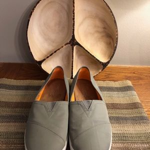 Tom’s casual slip-on with sneaker sole